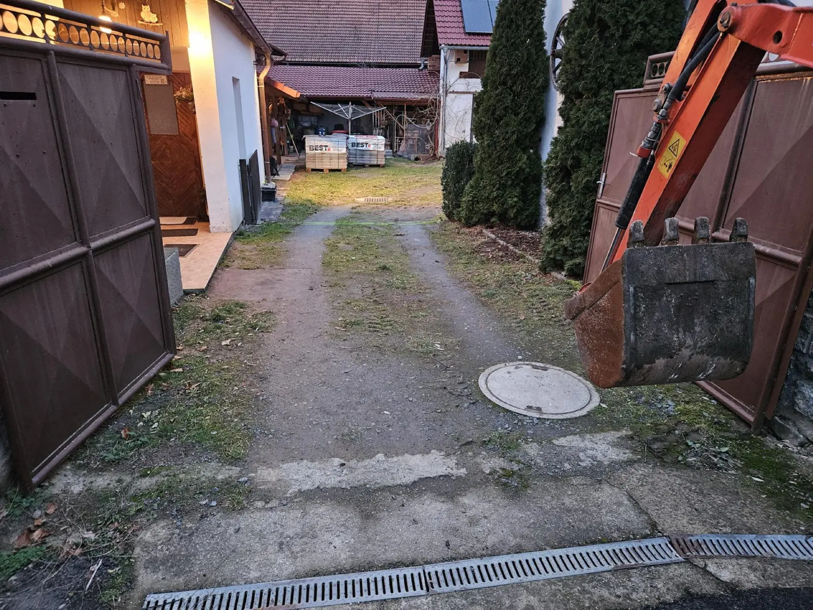Pokládka zámkové dlažby v Kňovicích u Sedlčan – fotografie z realizace