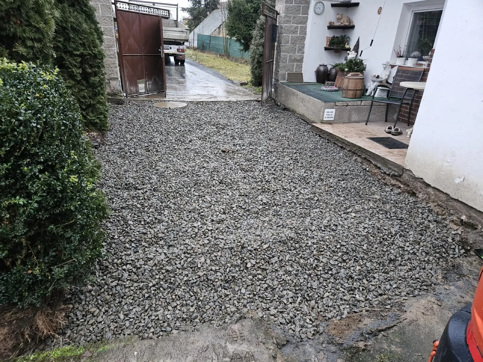 Pokládka zámkové dlažby v Kňovicích u Sedlčan – fotografie z realizace
