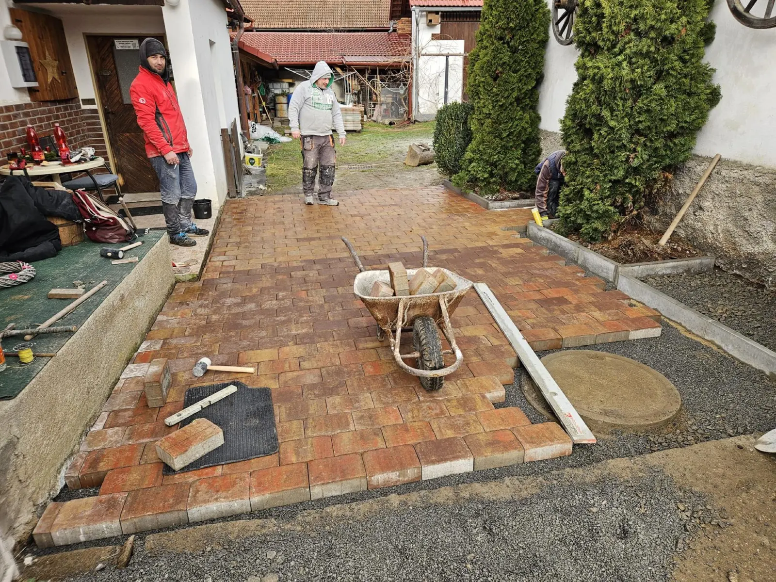 Pokládka zámkové dlažby v Kňovicích u Sedlčan – fotografie z realizace